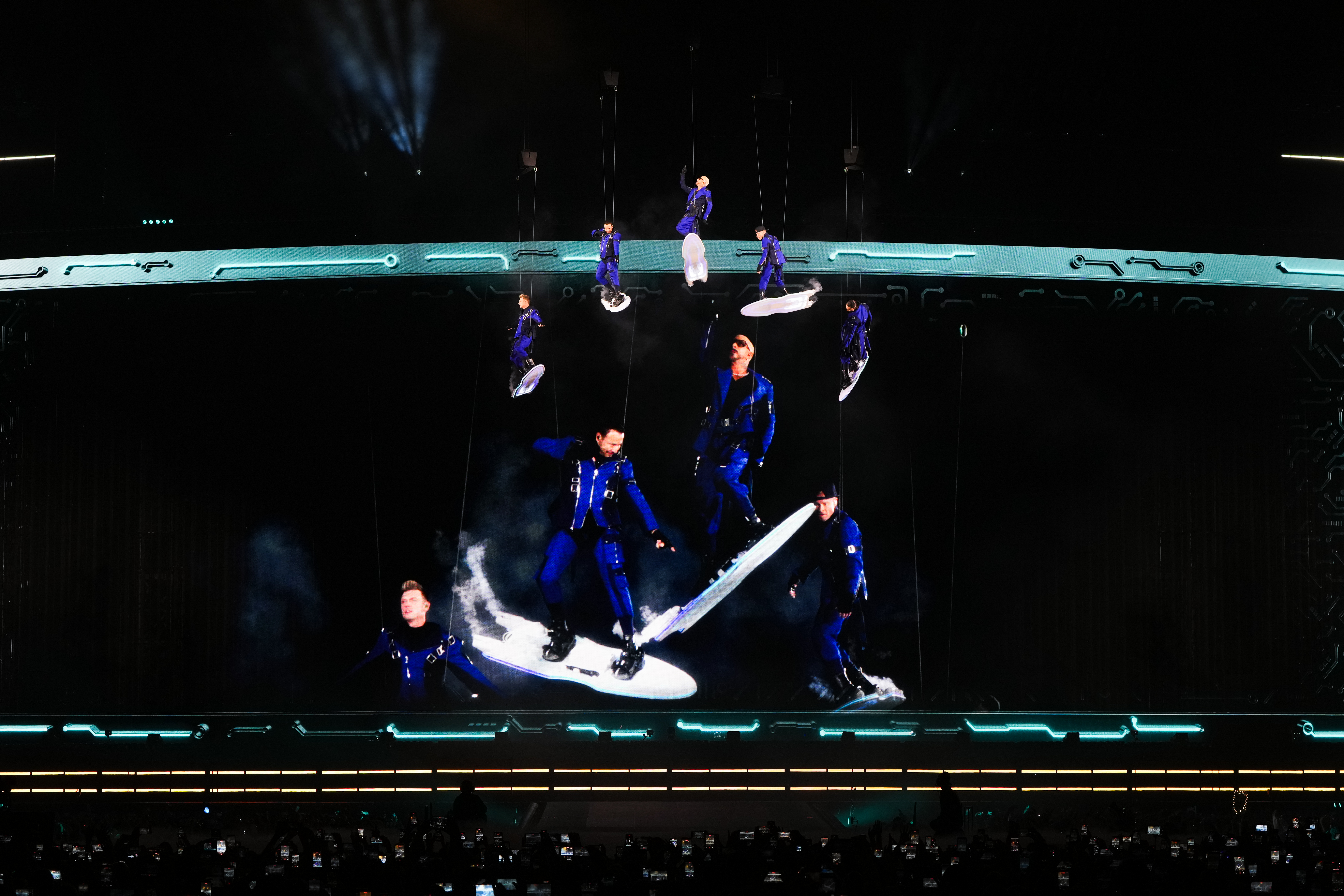 Backstreet Boys re-create 'Millennium Tour' surfboard entrance